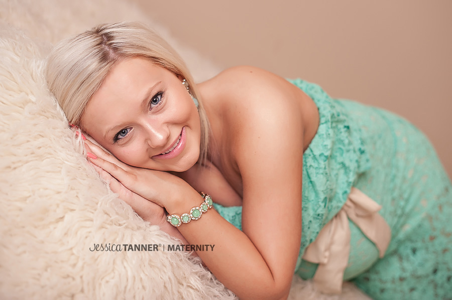 maternity photographer in Lilburn GA