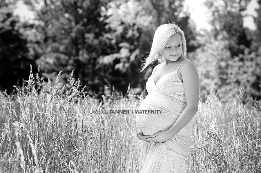 outdoor maternity photographer in Lilburn GA